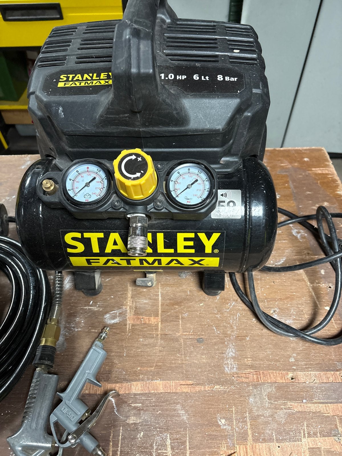 Stanley Fatmax Compressor 1.0 HP 6L 8 Bar met accessoires, Ophalen, Gebruikt, 6 tot 10 bar, Minder dan 200 liter/min