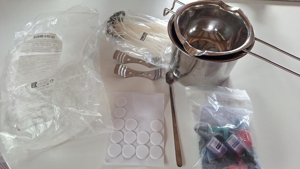 Kaarsenmaakset: wax, lonten, houders en kleurstoffen, Meerkleurig, Ophalen of Verzenden, Zo goed als nieuw, Overige materialen