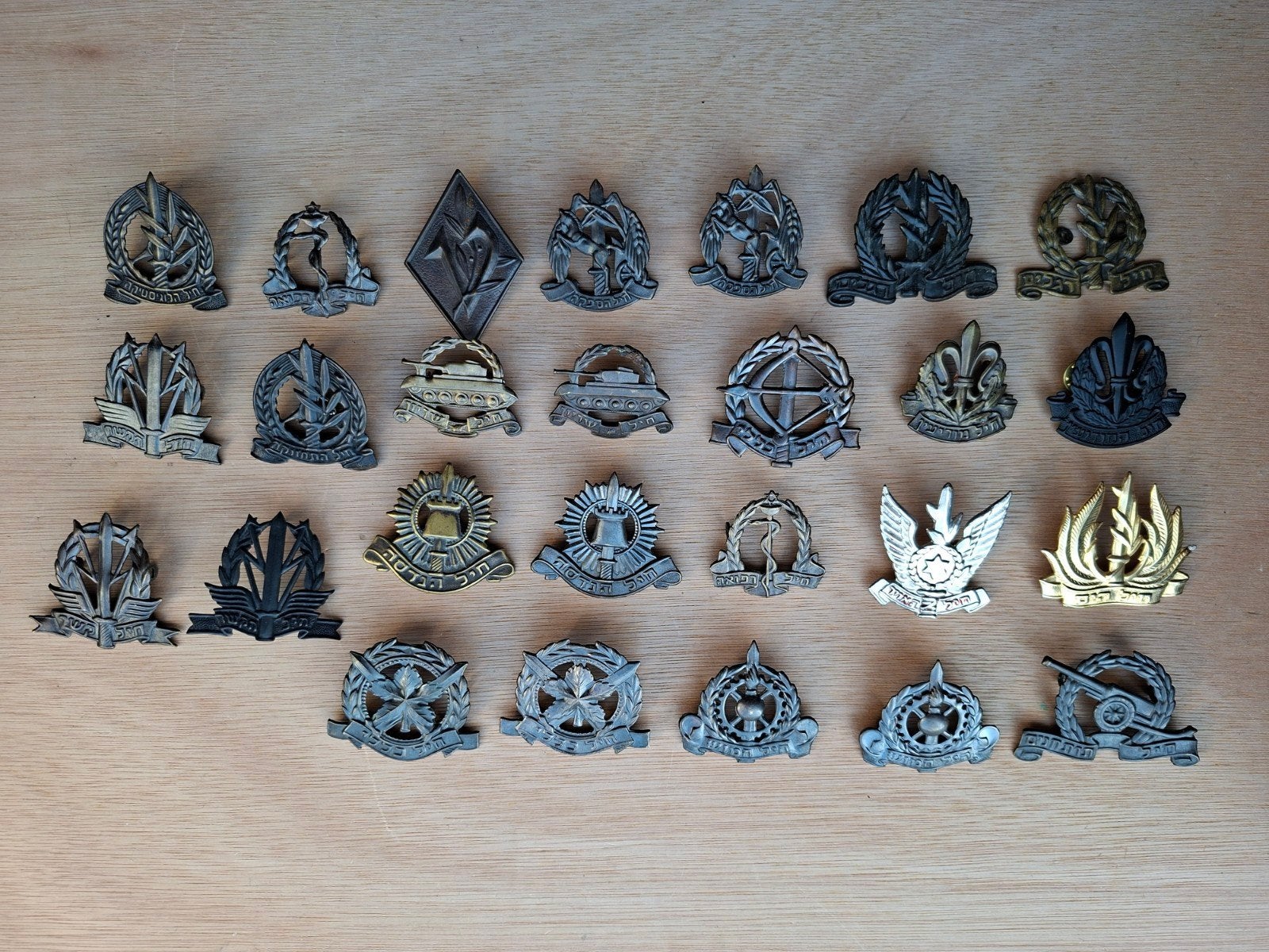 Diverse idf baretemblemen, Ophalen of Verzenden, Landmacht, Nederland, Embleem of Badge
