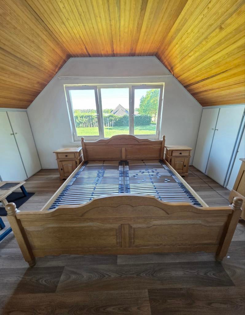 Tweepersoons houten elektrisch bed en nachtkastjes, Huis en Inrichting, Slaapkamer | Bedden, Ophalen, Bruin, 210 cm, Tweepersoons