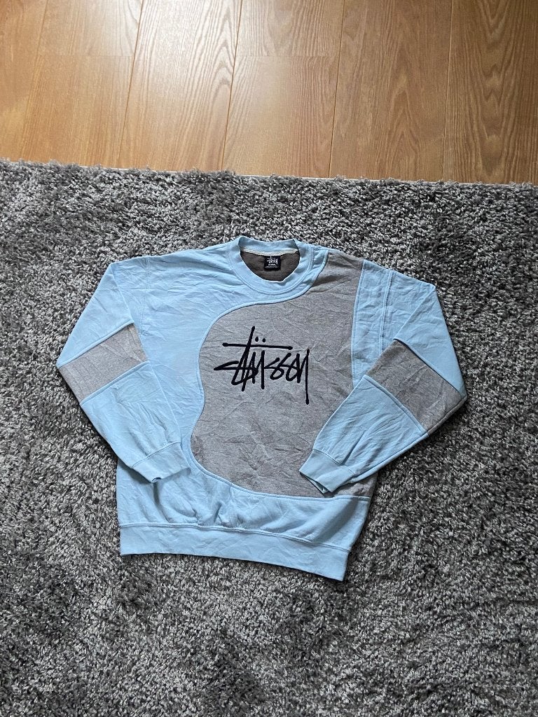 Stussy Sweater Lichtblauw/Grijs met Zwarte Details in Maat M, Stussy, Ophalen of Verzenden, Zo goed als nieuw, Maat 48/50 (M)