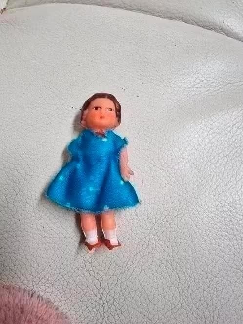 Ari popje 6 cm meisje in blauw jurkje, Ophalen of Verzenden