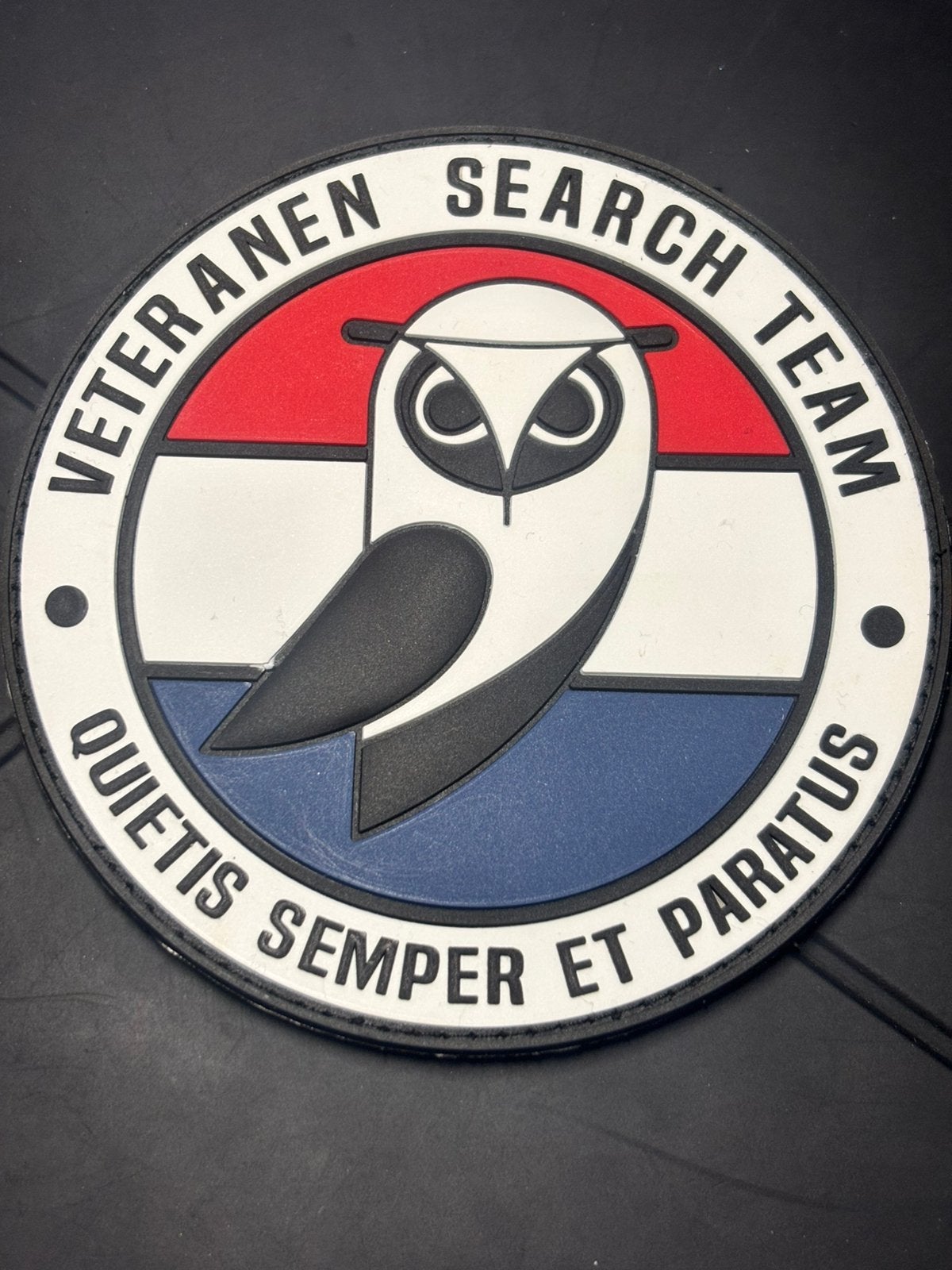 Pvc embleem veteranen search team, Verzamelen, Militaria | Algemeen, Verzenden, Landmacht, Nederland, Embleem of Badge