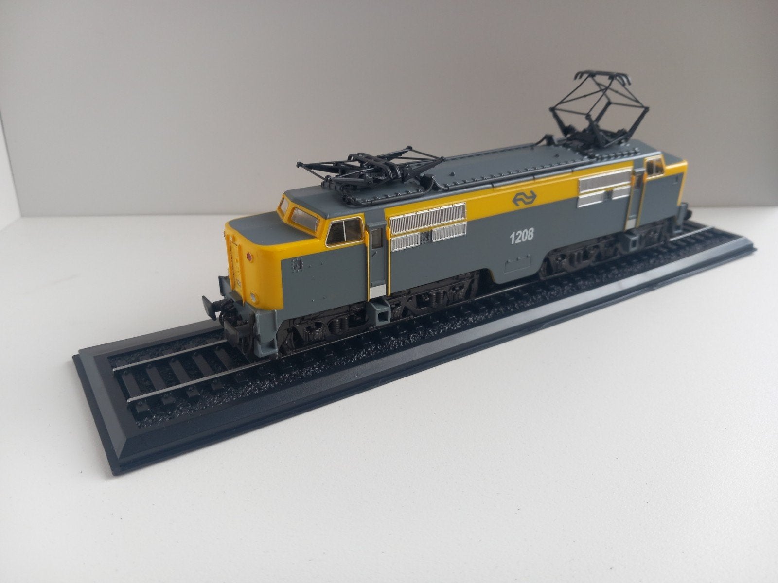 Atlas NS locomotief 1208, Hobby en Vrije tijd, Overige merken, Nieuw, Ophalen of Verzenden, NS