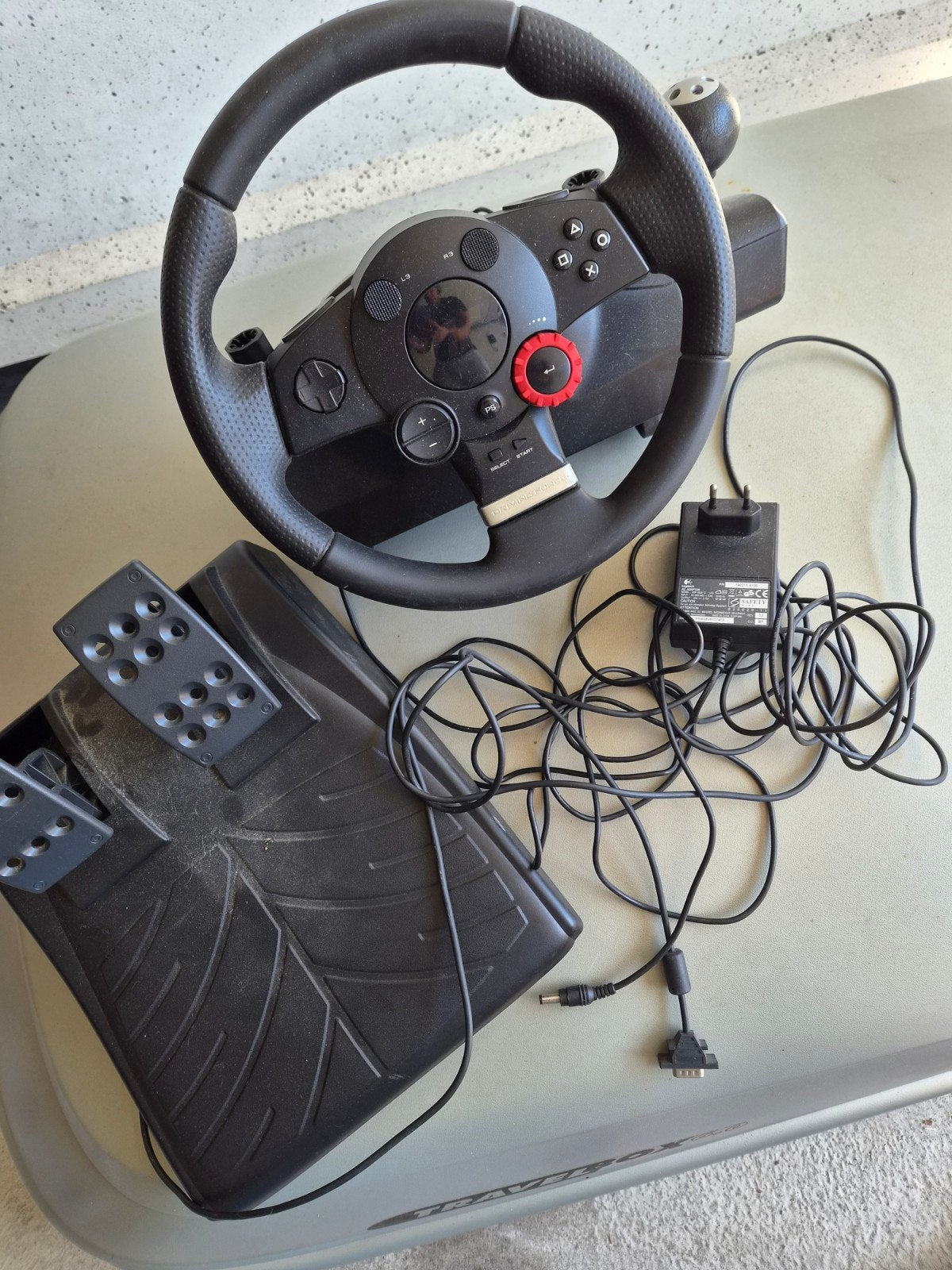 Logitech racestuur met pedalen voor PlayStation/PC, Spelcomputers en Games, Spelcomputers | Overige Accessoires, Racestuur, Gebruikt