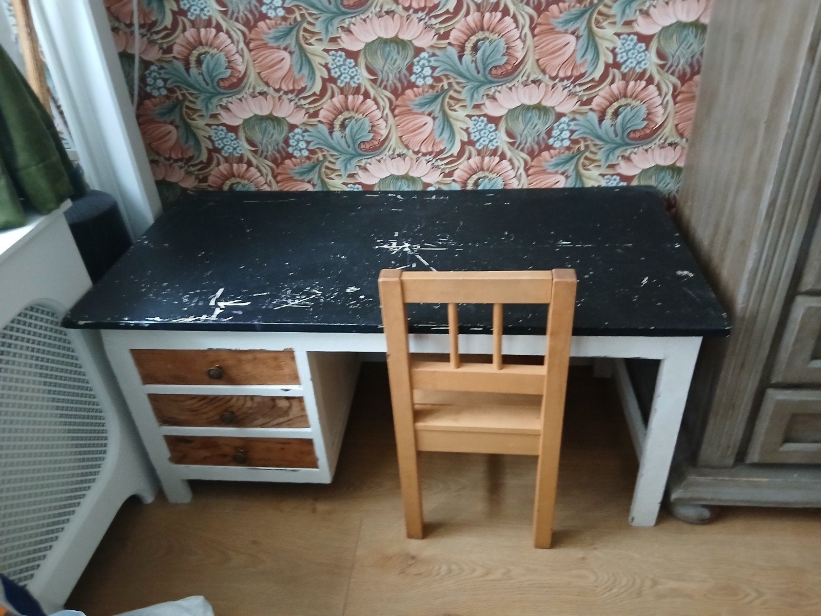 Kinderbureau met lades en stoel- Zwart/Wit, Huis en Inrichting, Bureaus, Ophalen, Gebruikt, Hout, Kinderbureau