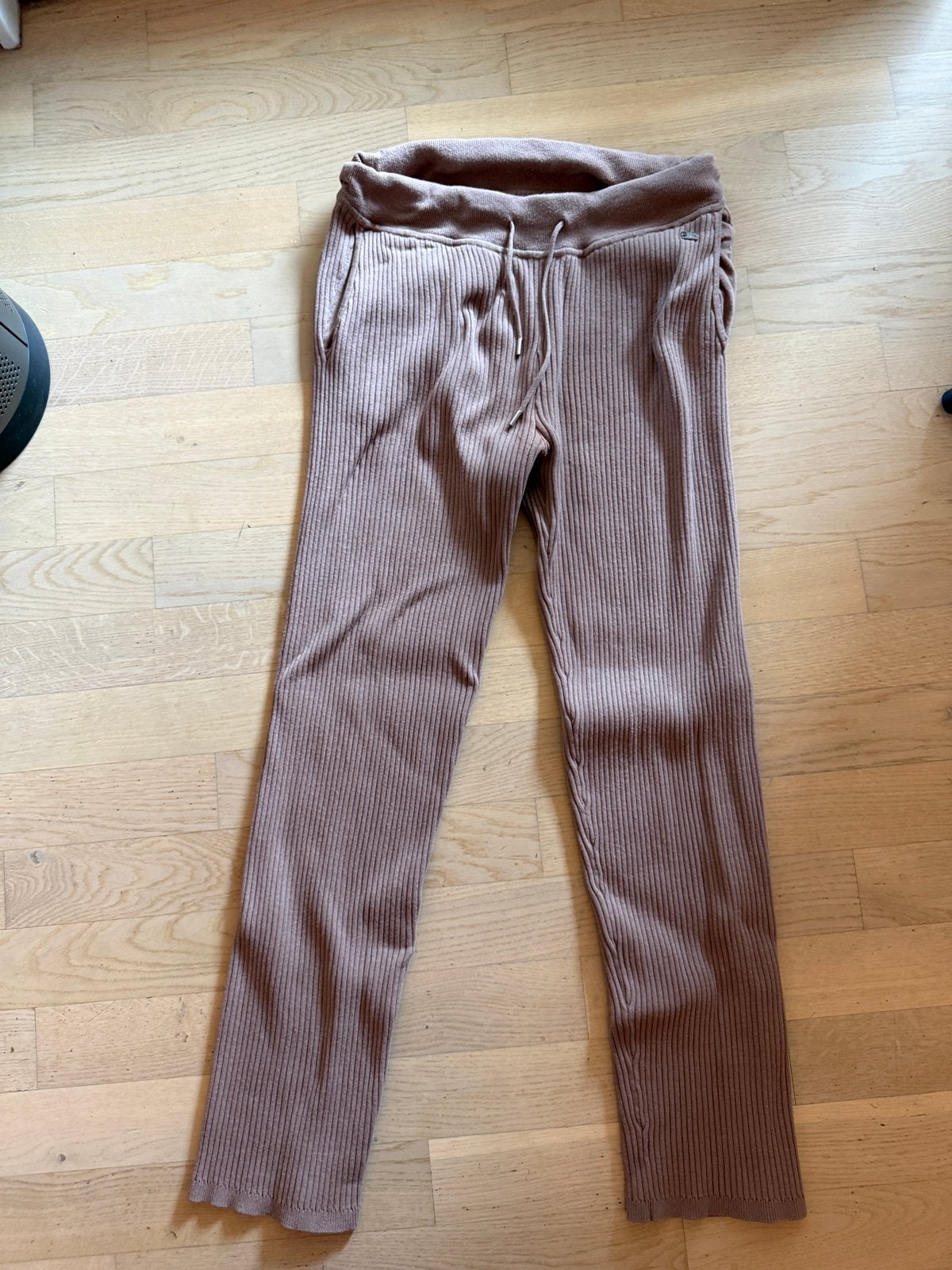 Nikkie Kate Moss gebreide rib broek taupe maat 38, Maat 38/40 (M), Bruin, Ophalen of Verzenden, Lang