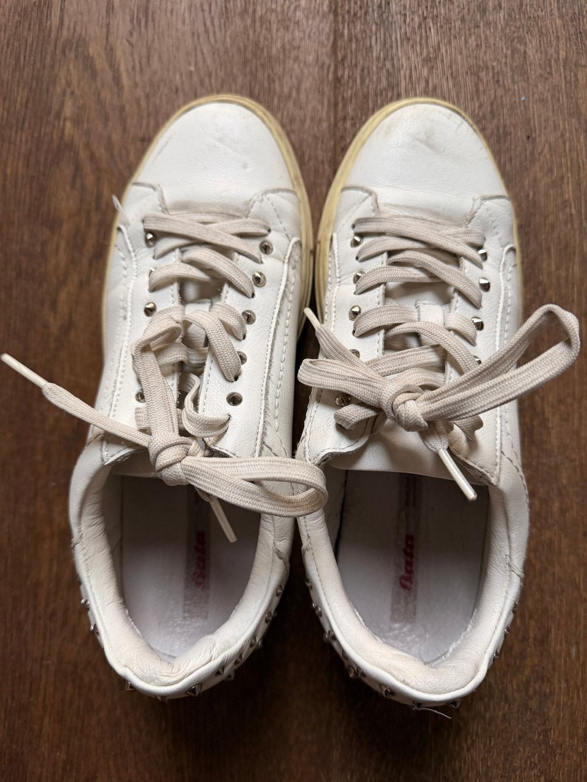 Witte Bata sneakers met studs - maat 37, Wit, Ophalen of Verzenden, Sneakers of Gympen, Gedragen