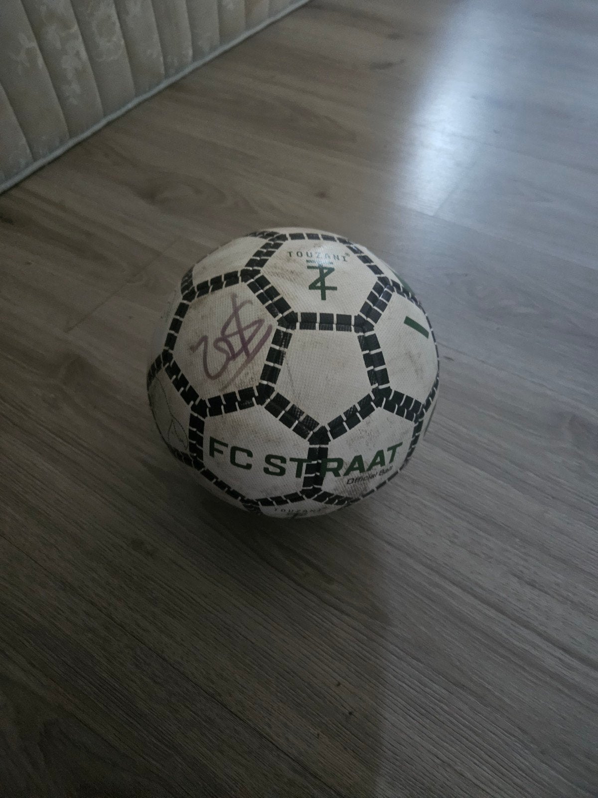 FC Straat voetbal met handtekening, Ophalen