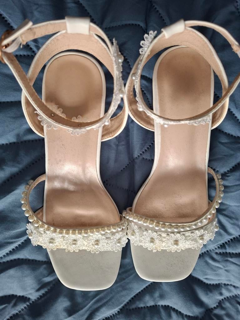 Te koop schattige witte trouw sandaaltjes met parels maat 40, Ophalen, Zo goed als nieuw, Wit, Schoenen
