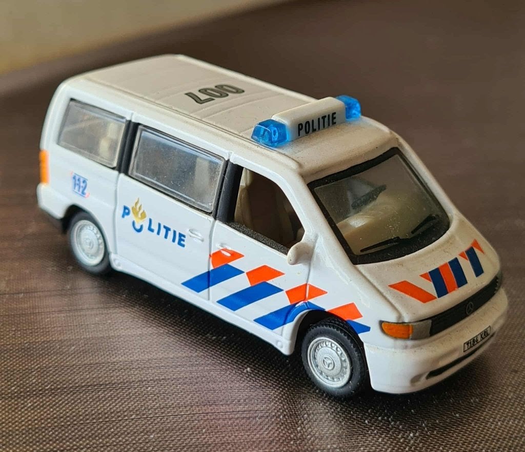 Hongwell 1:87 Mercedes-Benz Vito Ambulance + Politie busje, Ophalen of Verzenden, Zo goed als nieuw, Bus of Vrachtwagen, Overige merken