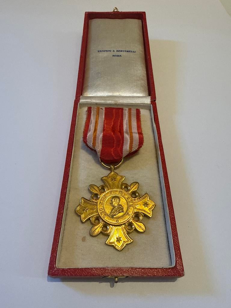 Vaticaanse onderscheiding p.p. Pius XII in cassette., Ophalen of Verzenden, Landmacht