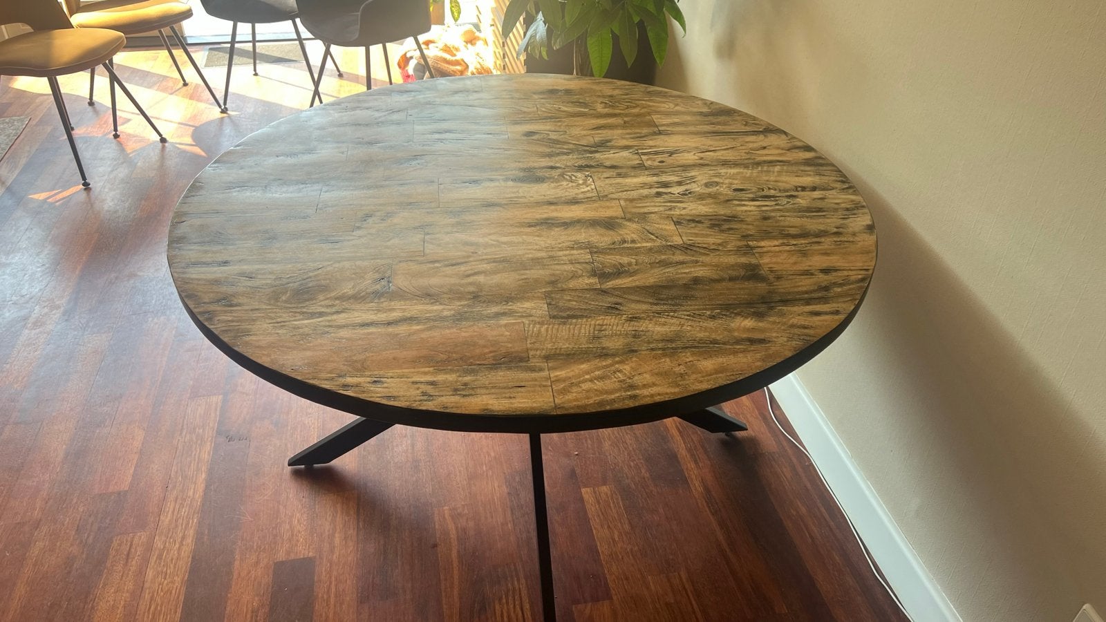 Massief houten tafel (140 cm) met 4 Riverdale stoelen, Ophalen, Gebruikt, 100 tot 150 cm, Rond