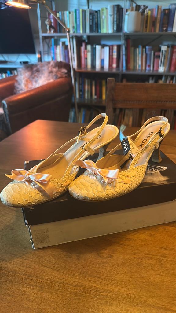 Prachtige Geox muiltjes, maat 38, nieuw met doos, Beige, Nieuw, Sandalen of Muiltjes, Ophalen of Verzenden