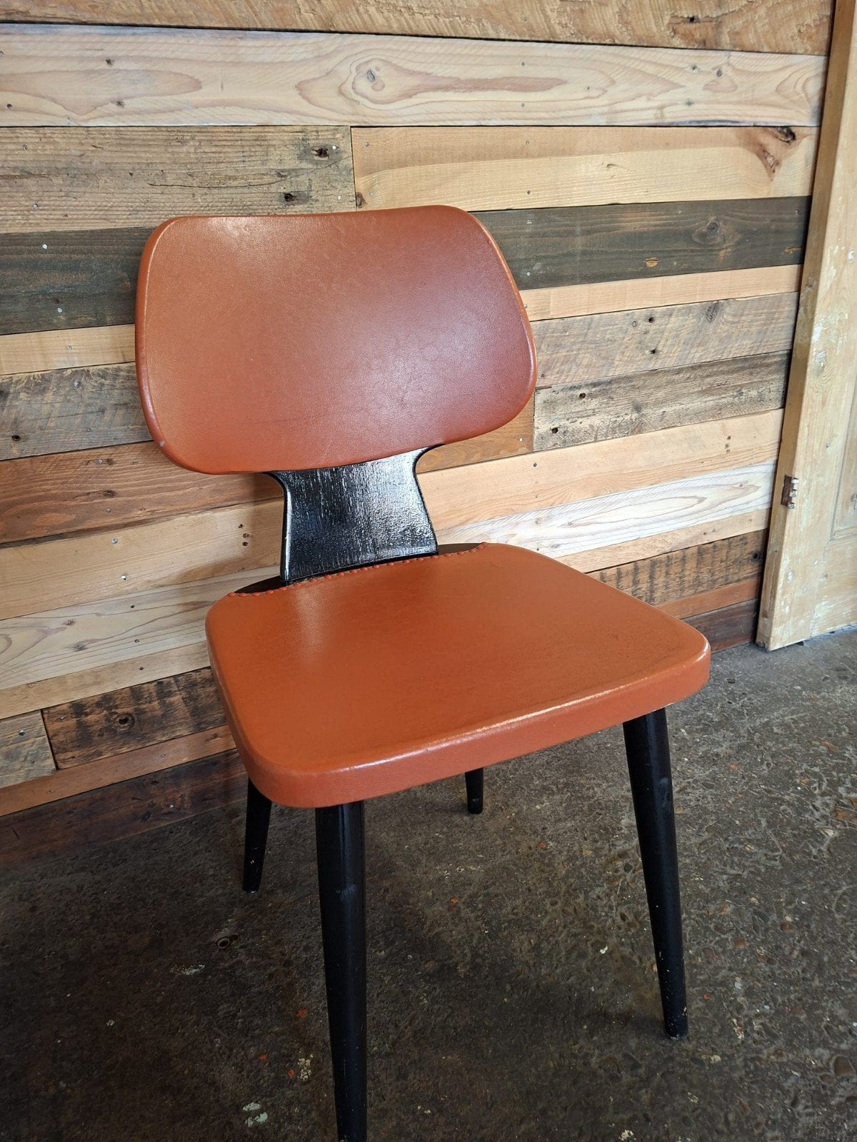 Retro stoel met oranje skai bekleding, Huis en Inrichting, Stoelen, Ophalen, Gebruikt, Overige kleuren, Eén