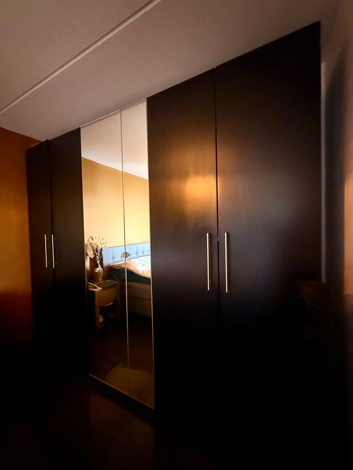 Zwarte PAX kledingkast met spiegel en hangruimte - IKEA, Huis en Inrichting, Kasten | Kledingkasten, Ophalen, 200 cm of meer, Zo goed als nieuw