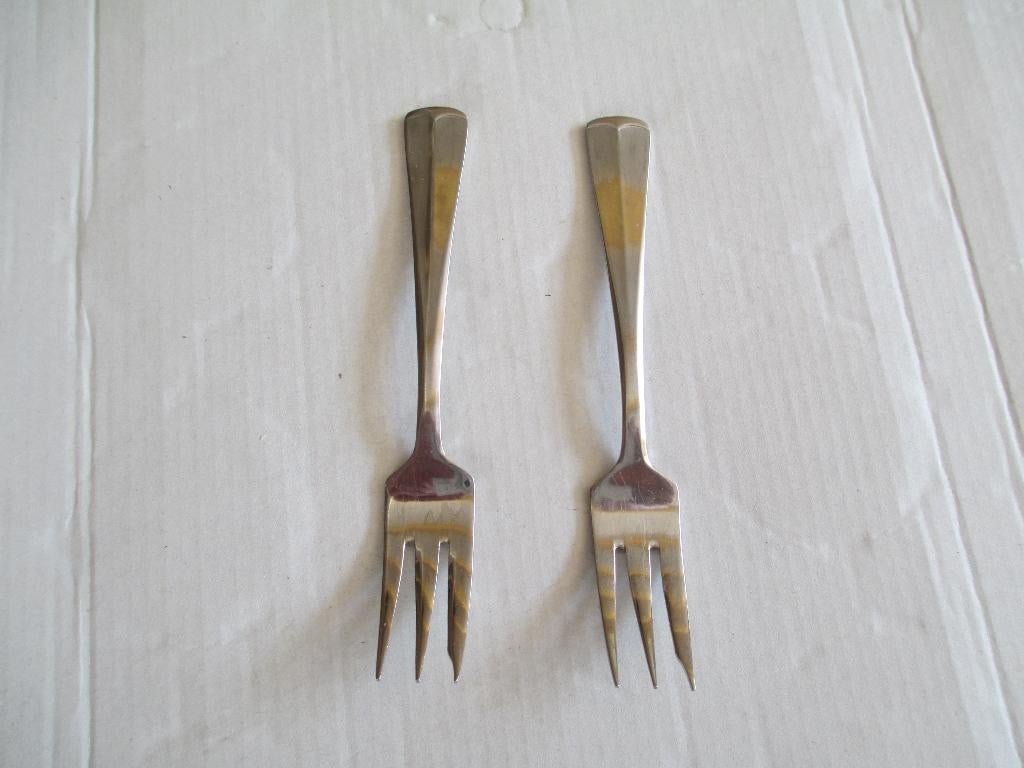2 sola vorkjes haags lofje, Huis en Inrichting, Keuken | Bestek, Ophalen of Verzenden, Gebruikt, Rvs of Chroom