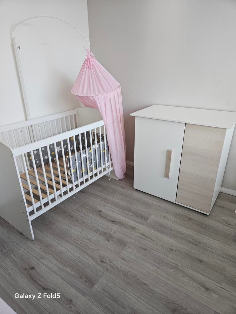 Babykamer set: bed, commode en vintage kast, Ophalen of Verzenden
