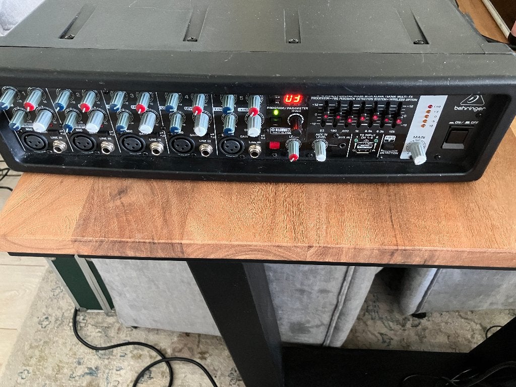 goedwerkende Behringer 550m actief mengpaneel met flightcase, Ophalen of Verzenden, Gebruikt, 5 tot 10 kanalen, Microfooningang