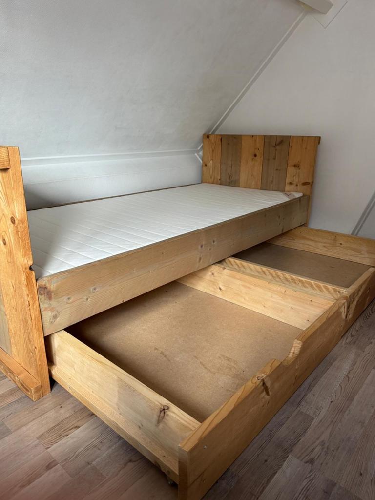 Steigerhouten eenpersoonsbed met 2 opberglades, Ophalen