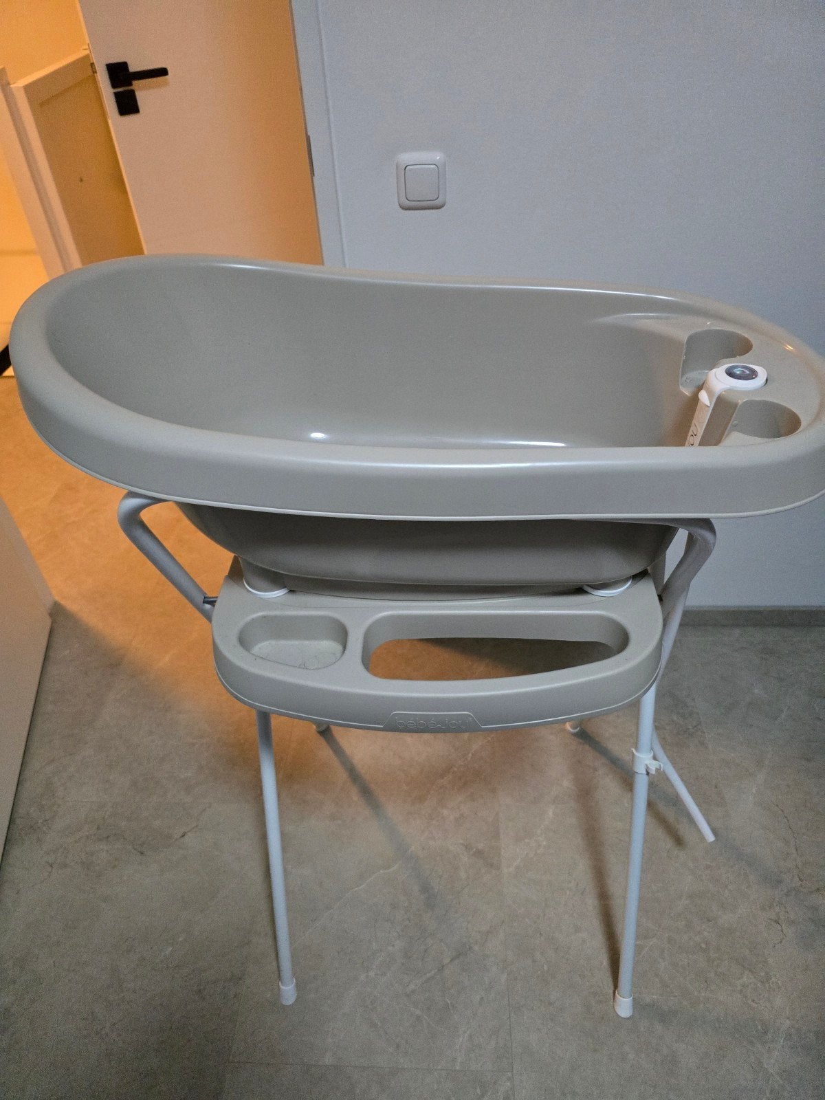 Bébé-jou babybadje met standaard (103cm) en afvoerslang, Kinderen en Baby's, Ophalen, Zo goed als nieuw, Badje, Bébé-jou