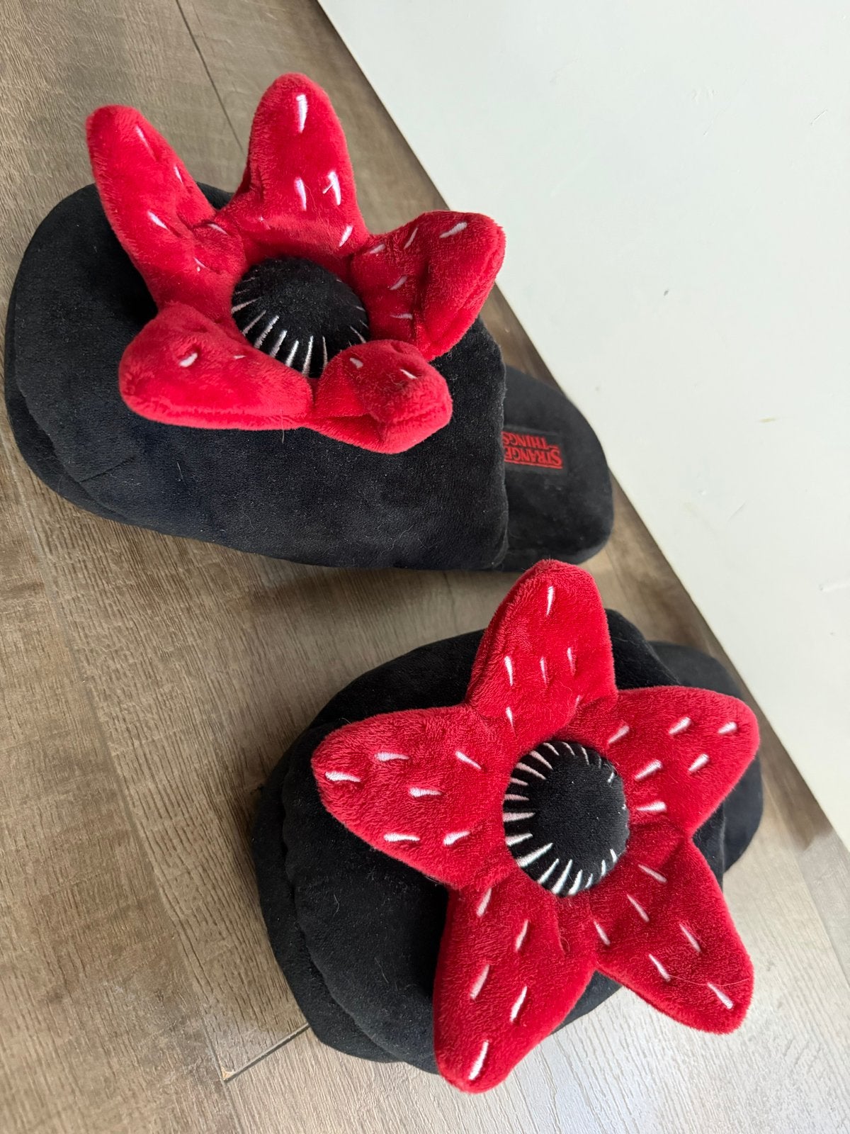 Stranger Things Demogorgon pantoffels - Maat L, Kleding | Dames, Ophalen of Verzenden, Zo goed als nieuw, Zwart, Pantoffels of Sloffen