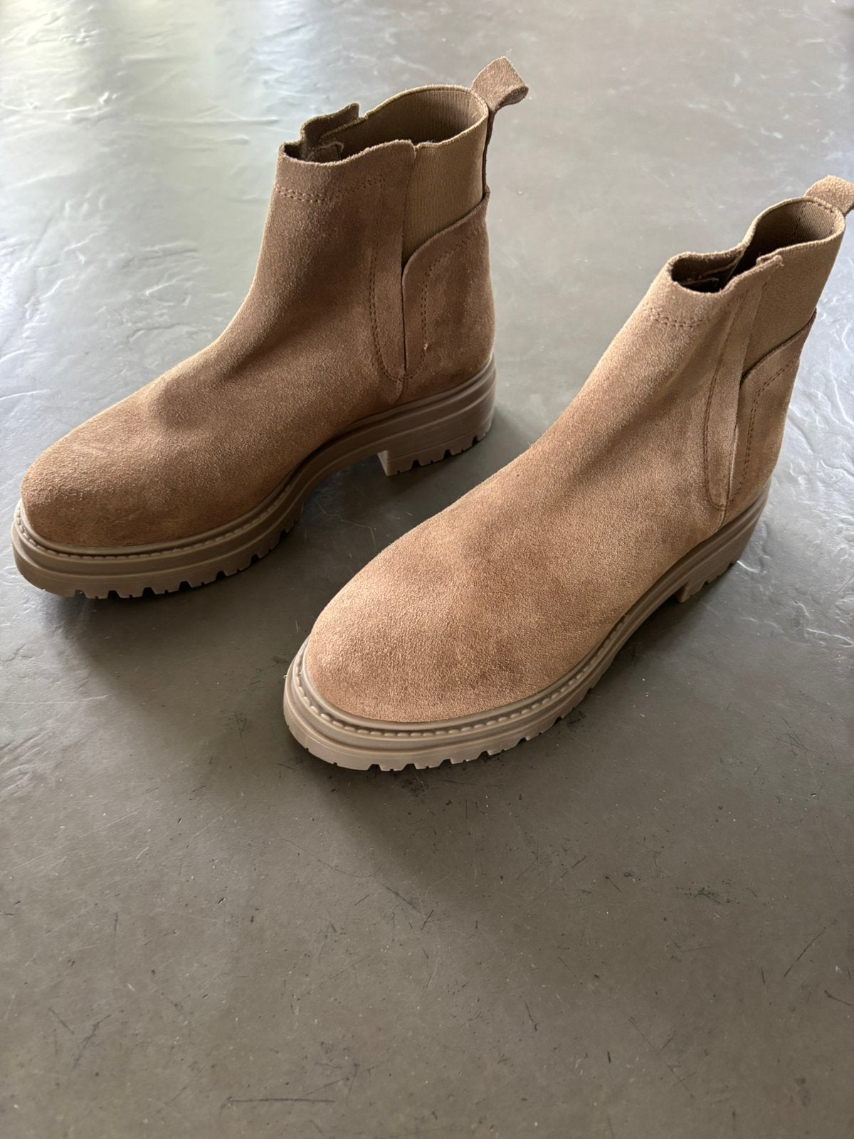 Nieuwe taupe suede laarzen maat 37 en in maat 42, Overige kleuren, Lage of Enkellaarzen, Nieuw, Ophalen of Verzenden