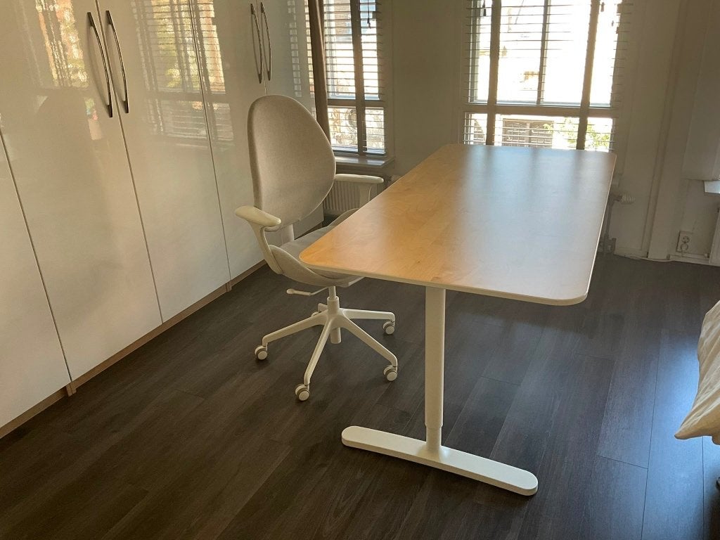 BEKANT Bureau, wit onderstel, Huis en Inrichting, Bureaus, Ophalen, Gebruikt, Spaanplaat of MDF, In hoogte verstelbaar