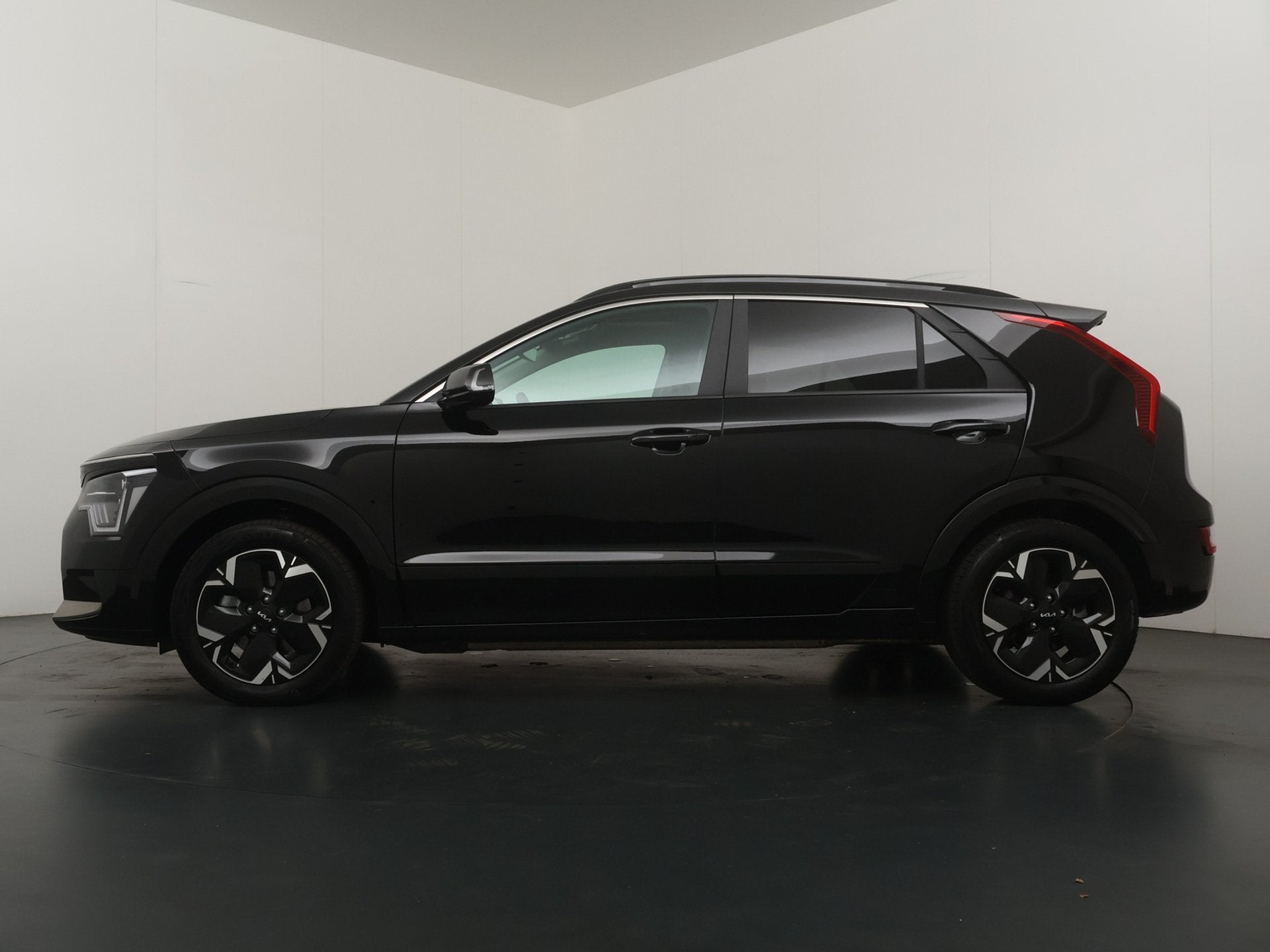 Kia Niro EV DynamicPlusLine 64.8 kWh - Trekhaak - Schuif/kan, Auto's, Gebruikt, 1657 kg, Leder en Stof, Zwart