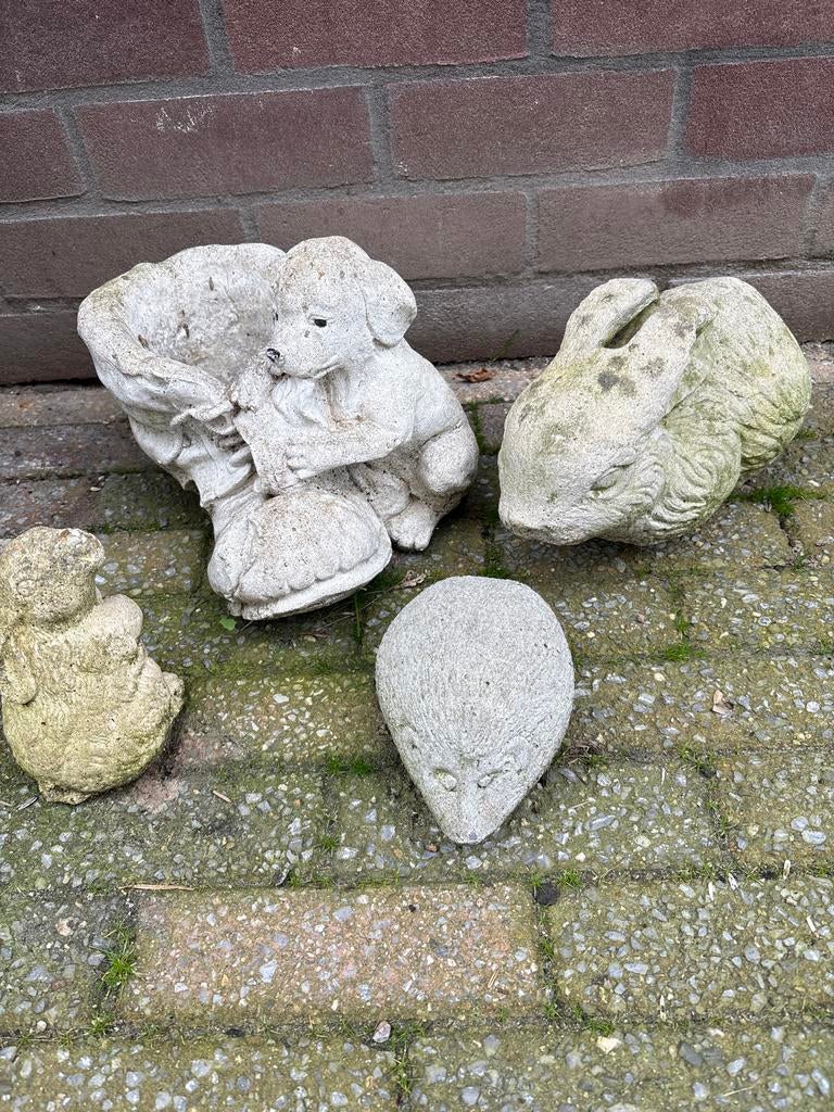 Betonnen tuindecoratie: hond, konijn, egel, Tuin en Terras, Tuinbeelden, Ophalen, Gebruikt, Beton, Dierenbeeld