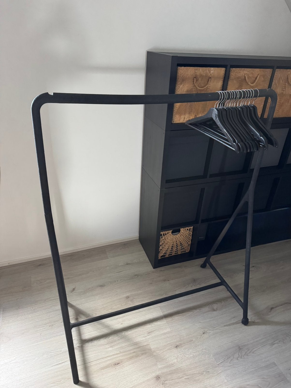 Ikea kledingrek met wieltjes zwart met 15 kleerhangers, Ophalen, Zo goed als nieuw