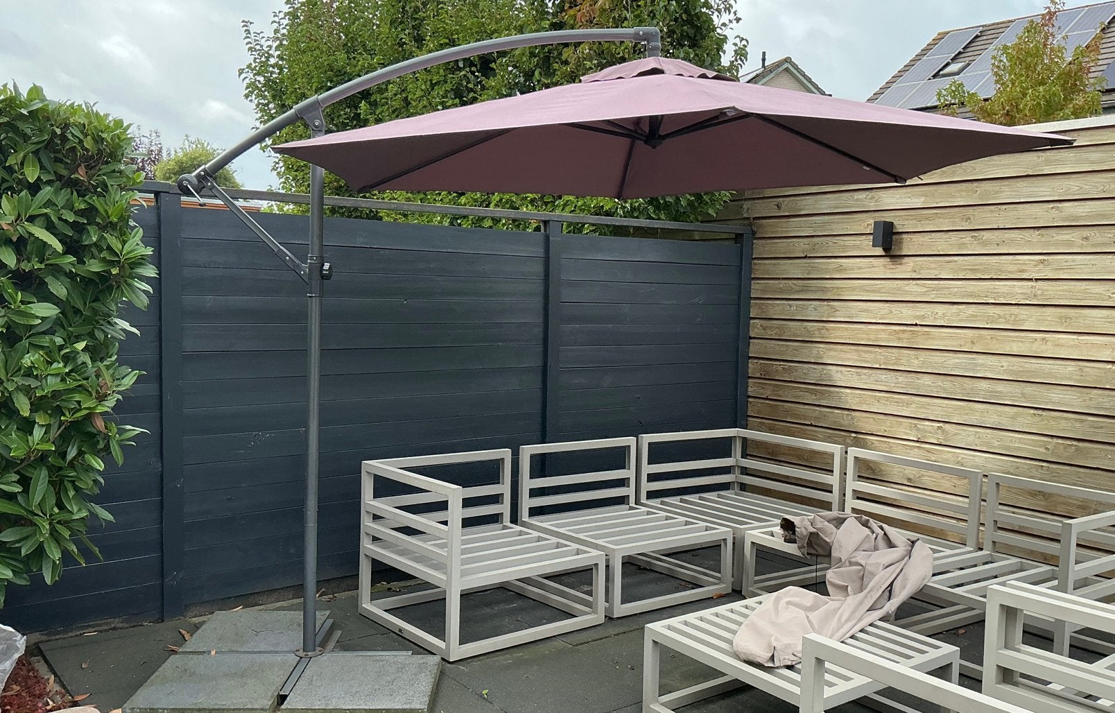 Intratuin zweefparasol met voet ,tegels en hoes 250cm, Ophalen, Kantelbaar, 2 tot 3 meter, Zweefparasol