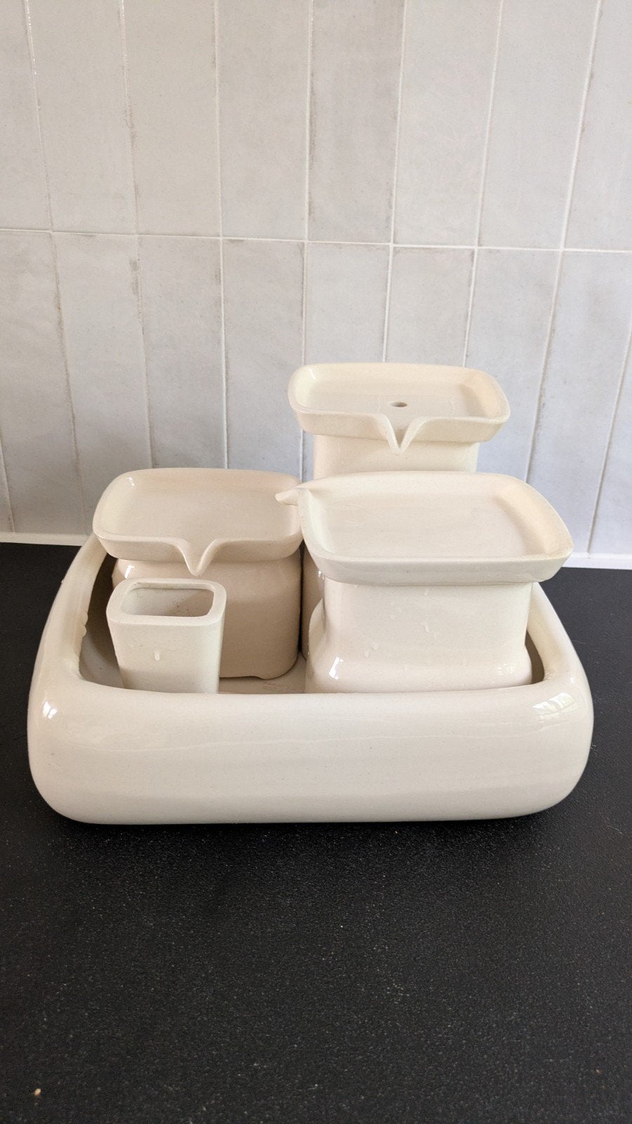 Beige keramische drinkfontein, Ophalen, Zo goed als nieuw
