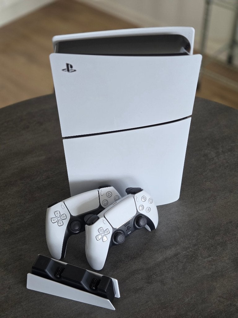 PS5 Slim Digital Edition met discdrive en 2 controllers, Spelcomputers en Games, Spelcomputers | Sony PlayStation 5, Ophalen, Zo goed als nieuw