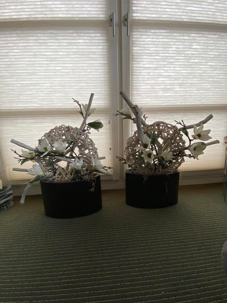 Decoratieve bloemstukken met magnolia en takken (2 stuks), Ophalen, Zo goed als nieuw