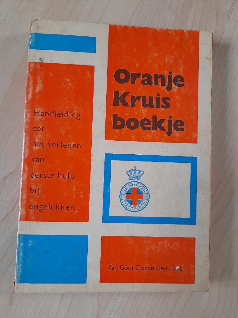 ORANJE KRUIS BOEKJE HANDLEIDING TOT HET VERLENEN VAN EERST, Boeken, Ophalen of Verzenden, Gelezen