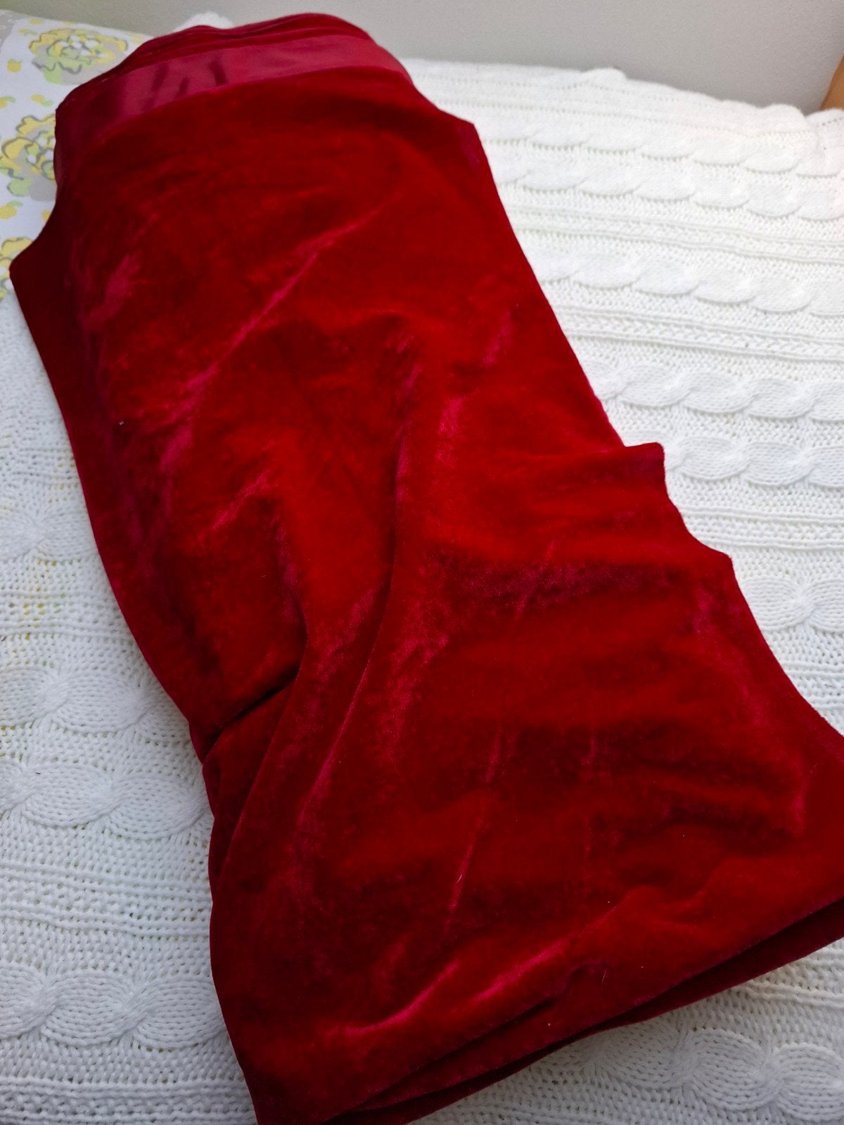 Warm rood zachte synthetische stof. rekbaar . 10 m lang., Overige materialen, 120 cm of meer, Ophalen of Verzenden, Rood