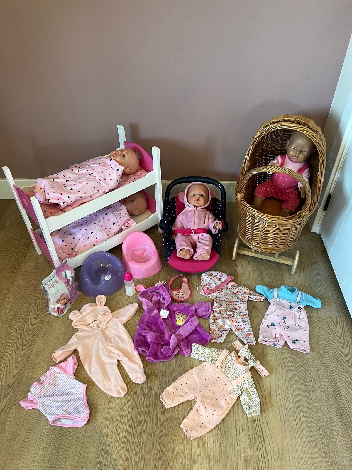 Grote set babypoppen met bedden, kleding en accessoires, Kinderen en Baby's, Ophalen, Gebruikt, Babypop
