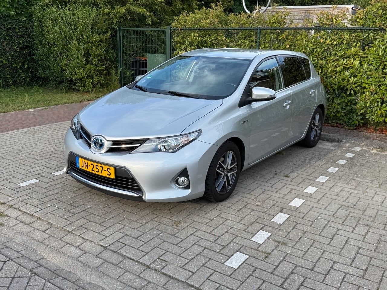 Toyota Auris 1.8 Hybrid CVT 2015 Grijs | Louwman onderhouden, Auto's, Dealer onderhouden, Zwart, Leder en Stof, Auris