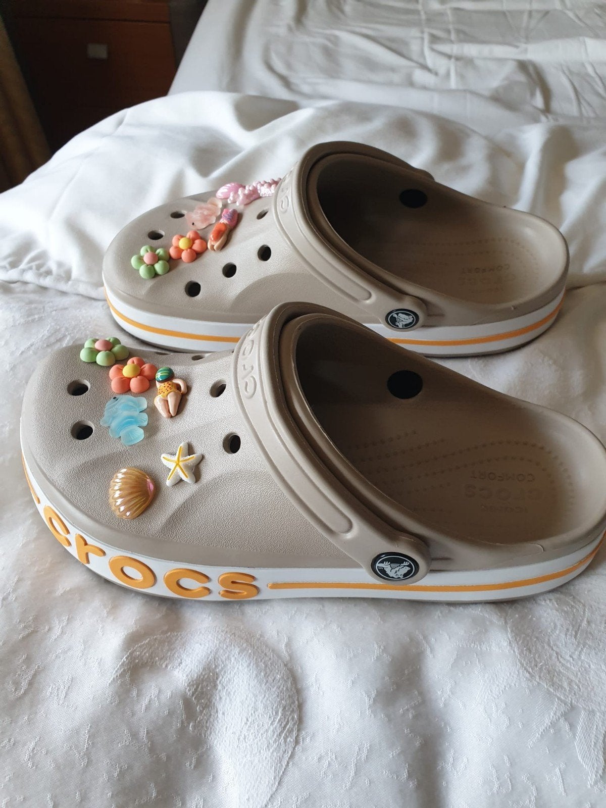 Nieuwe Crocs Classic Clogs met Jibbitz - Maat 38 /39, Slippers, Beige, Nieuw, Ophalen of Verzenden