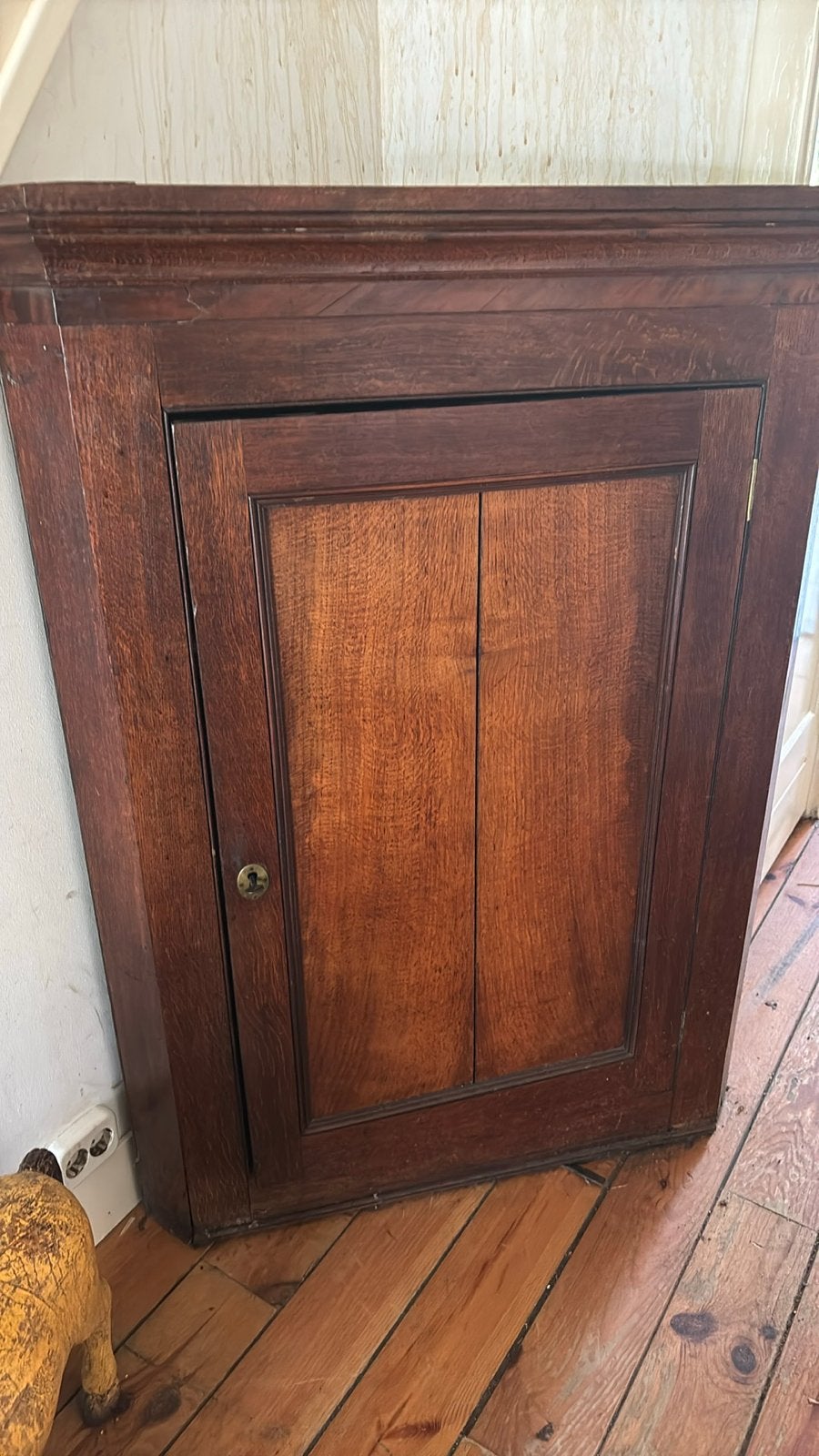 Antieke houten hoekkast met twee planken, Antiek en Kunst, Ophalen