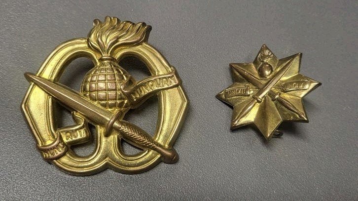 Zeldzame KCT baret emblemen - Hoornse slag, Ophalen of Verzenden, Landmacht, Nederland, Embleem of Badge