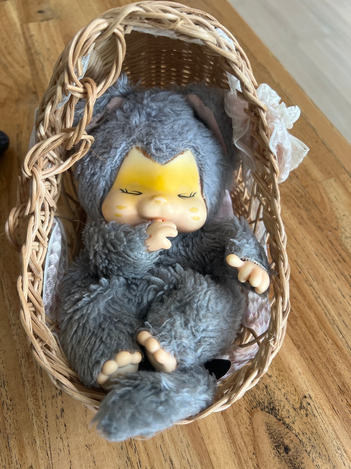 Vintage Monchhichi met wiegje - Grijs, Verzenden, Gebruikt, Pop