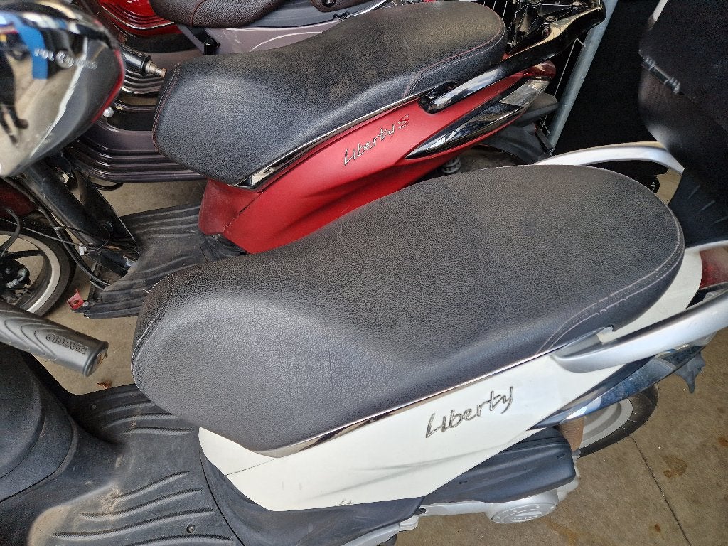 Mooi zwart zadel / buddyseat van piaggio liberty 2016 - 2026, Ophalen, Gebruikt, Zadel, Piaggio