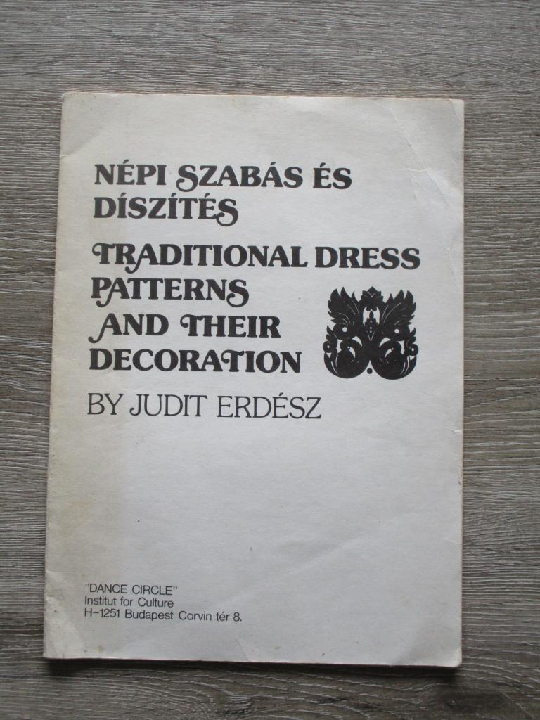 Traditional dress patterns and their decoration Népi szabá, Ophalen of Verzenden, Gelezen, Mode algemeen