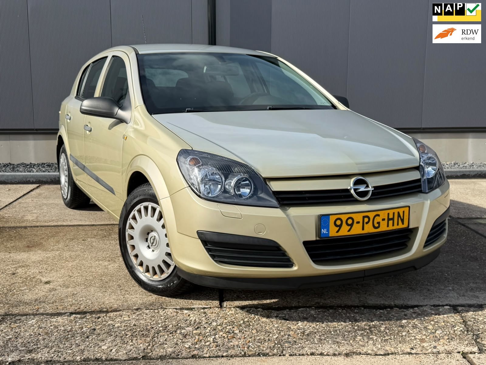 Opel Astra 1.8 Essentia AUTOMAAT / TREKHAAK / AIRCO, Auto's, Dealer onderhouden, Gebruikt, Zwart, 4 cilinders