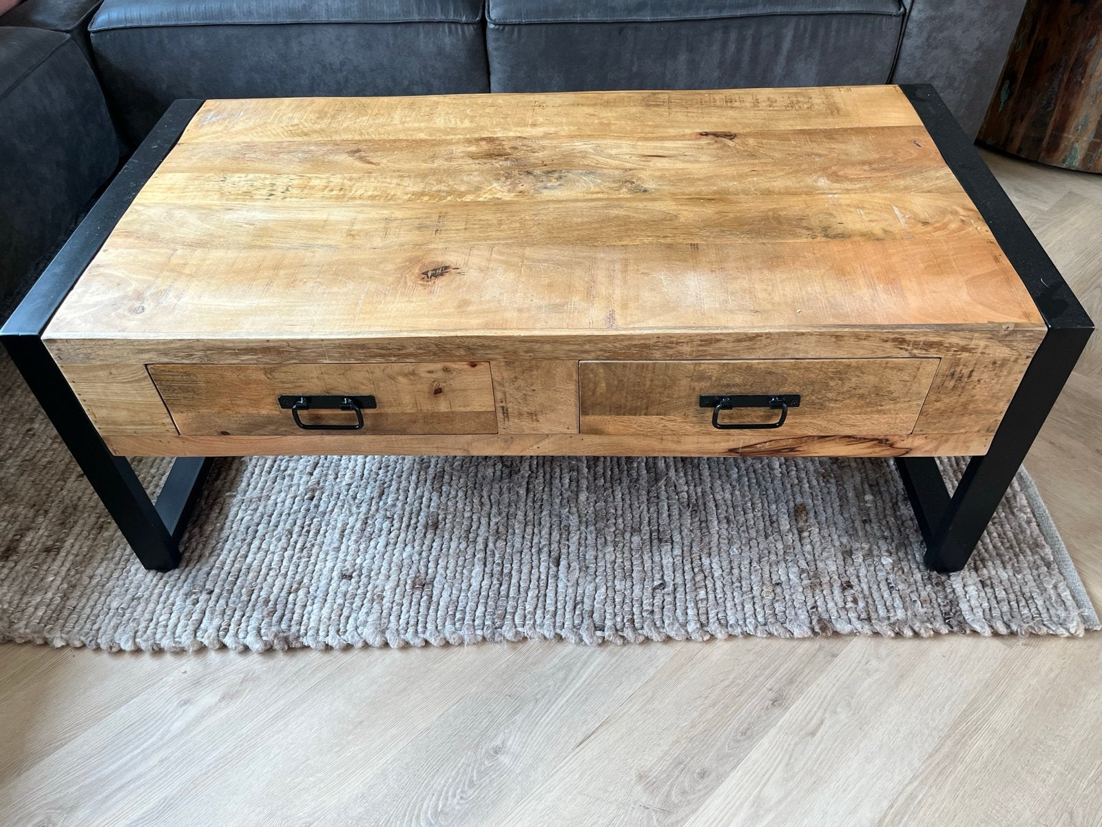 Salontafel mangohout met 4 lades en metalen frame, Huis en Inrichting, Tafels | Salontafels, Ophalen, Gebruikt, 100 tot 150 cm