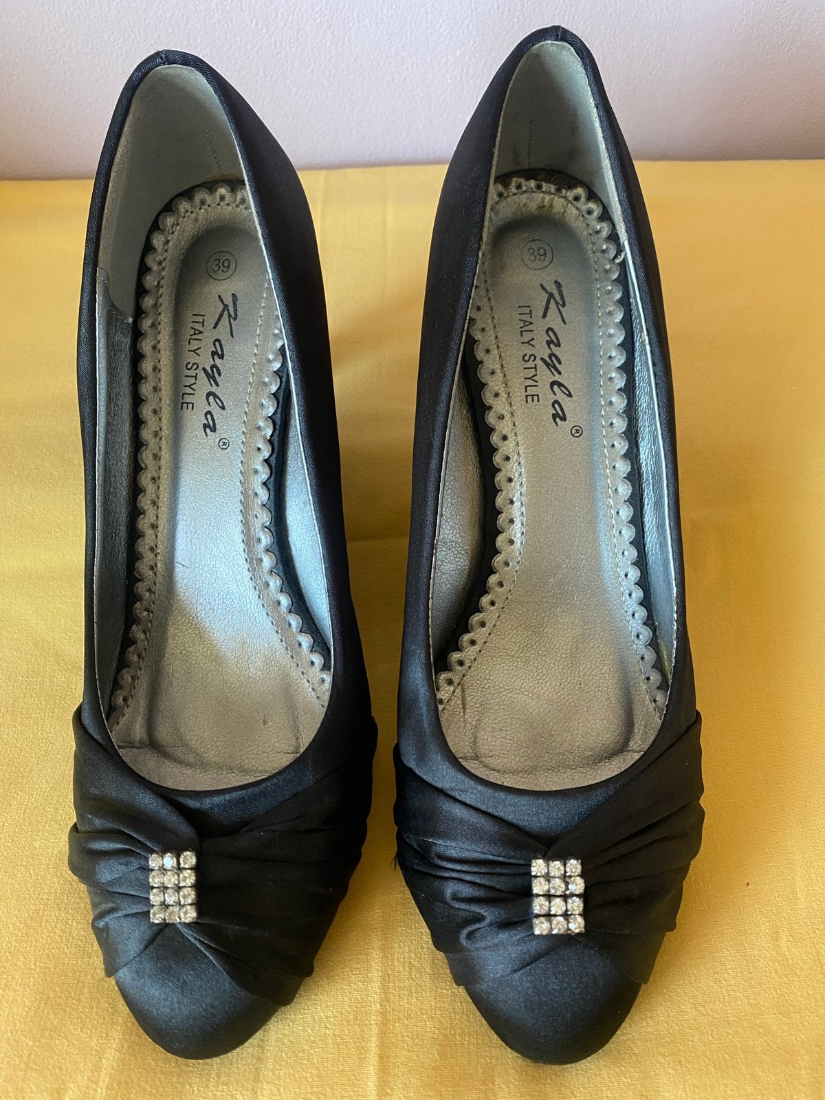 Pumps zwarte kleur satijn  Maat 39, Ophalen of Verzenden, Zo goed als nieuw, Zwart, Pumps
