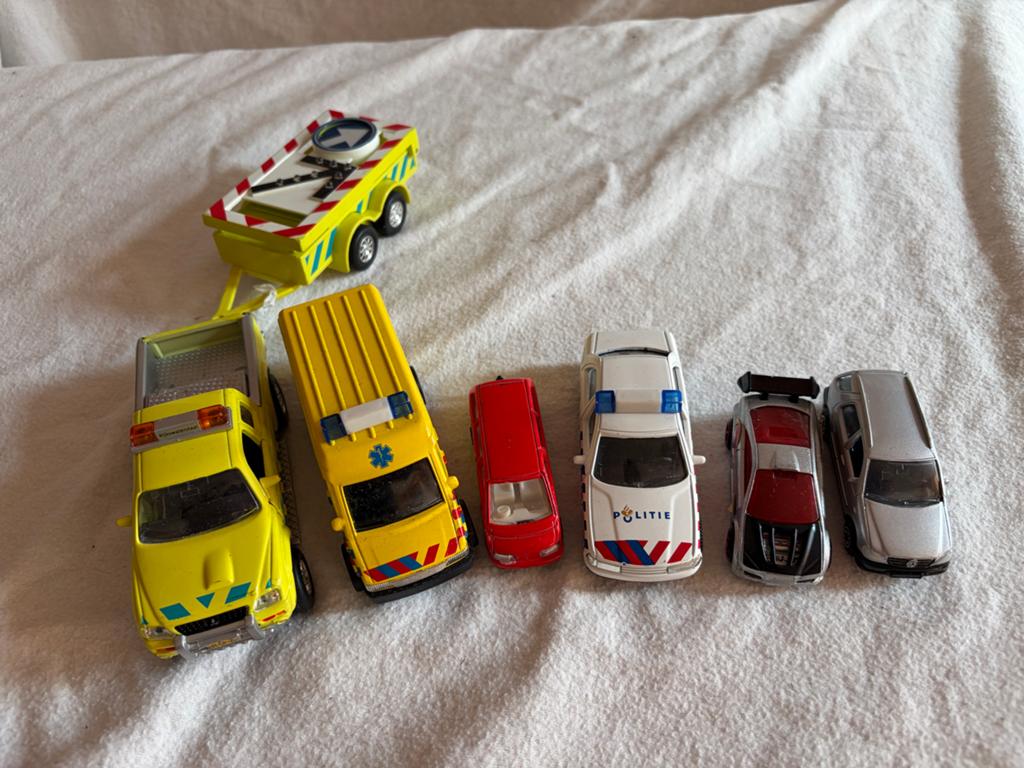 6 metalen auto's en 1 plastic aanhanger, Ophalen of Verzenden, Gebruikt