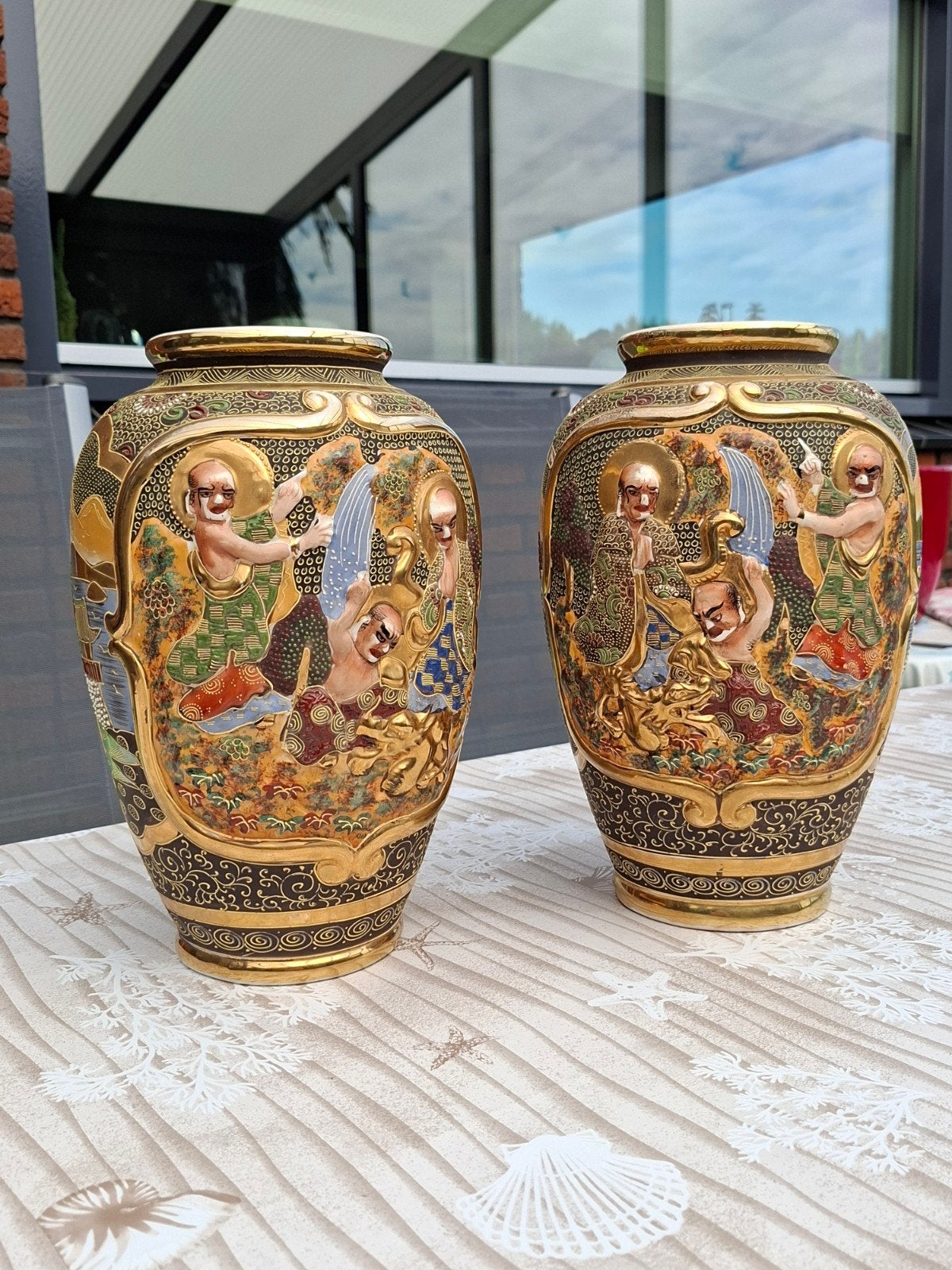 Set van 2 Antieke Satsuma Vazen met Arhats Decoratie, Ophalen